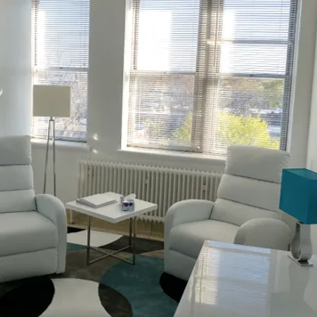 Deux fauteuils face à face dans un bureau clair de Solutions Hypnose