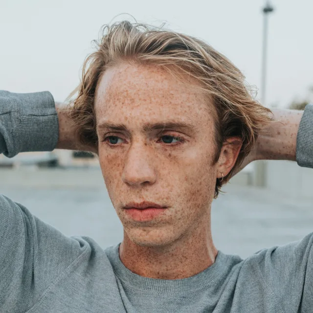 Jeune homme au visage nu et exposé, regard intense